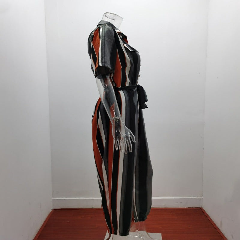 Votre combinaison tendance avec revers boutonnés et ceinture imprimée !