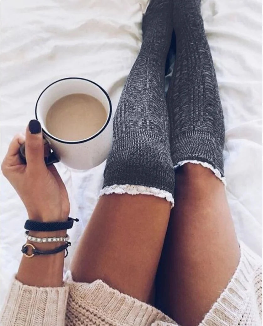 FrostyFemme™ – Kuschelige Strickstrümpfe für Wärme & Stil