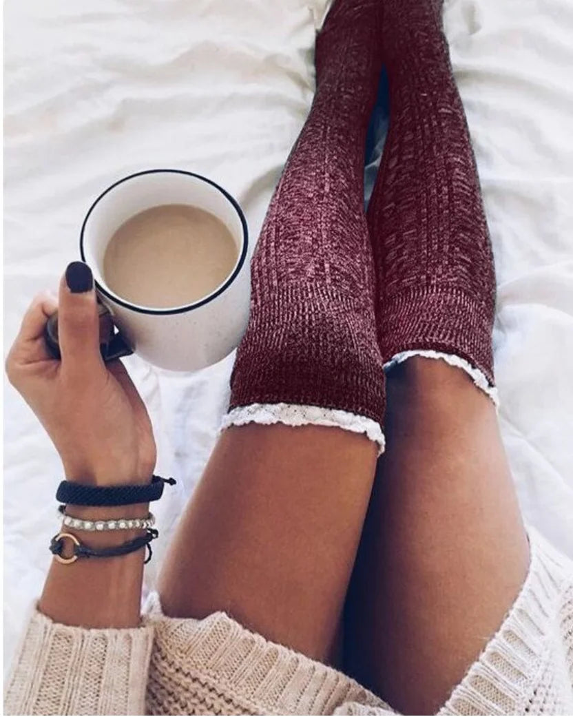 FrostyFemme™ – Kuschelige Strickstrümpfe für Wärme & Stil