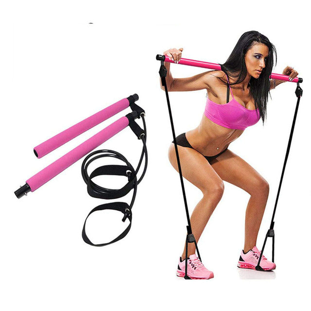 Fitnessband Tracker von KleinSelect in Pink mit Widerstandsseil, gezeigt bei Kniebeugeübung mit Frau