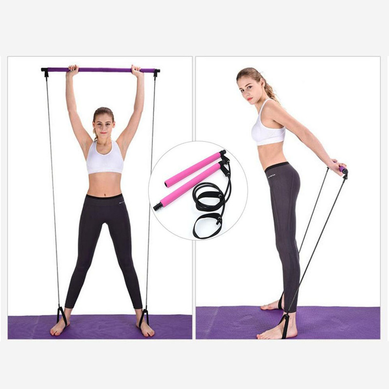 KleinSelect Fitnessband Tracker in pink mit Griffen, Frau trainiert Ganzkörperübungen auf Yogamatte
