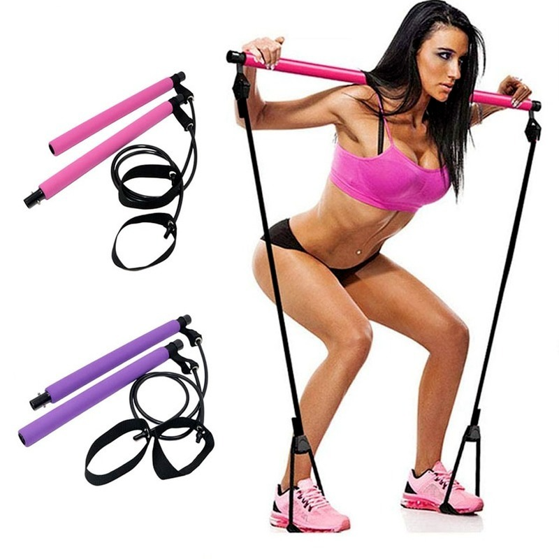 Fitnessband tracker von KleinSelect mit Widerstandsbändern in Pink und Lila, Frau trainiert Kraftübungen